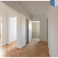 Gang mit Blick in die Zimmer