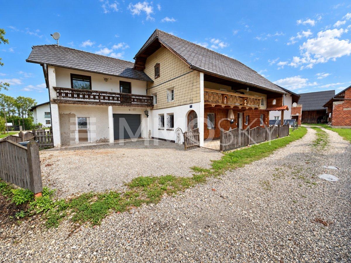Aussenberreich mit Garage