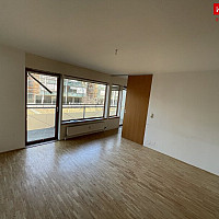 Wohnzimmer mit Balkon