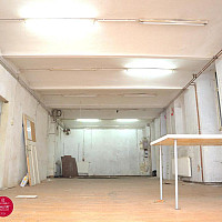 Durchsicht vom Eingang in den Raum