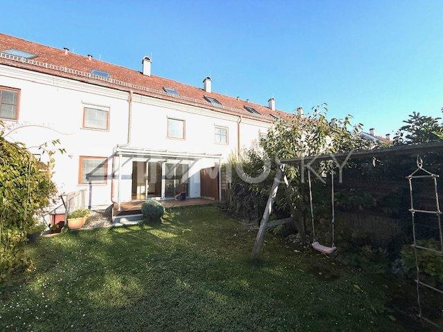 Hausansicht mit Garten