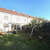 Hausansicht mit Garten