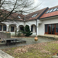 Gebäude gartenseitig