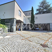 Haus mit Vorplatz