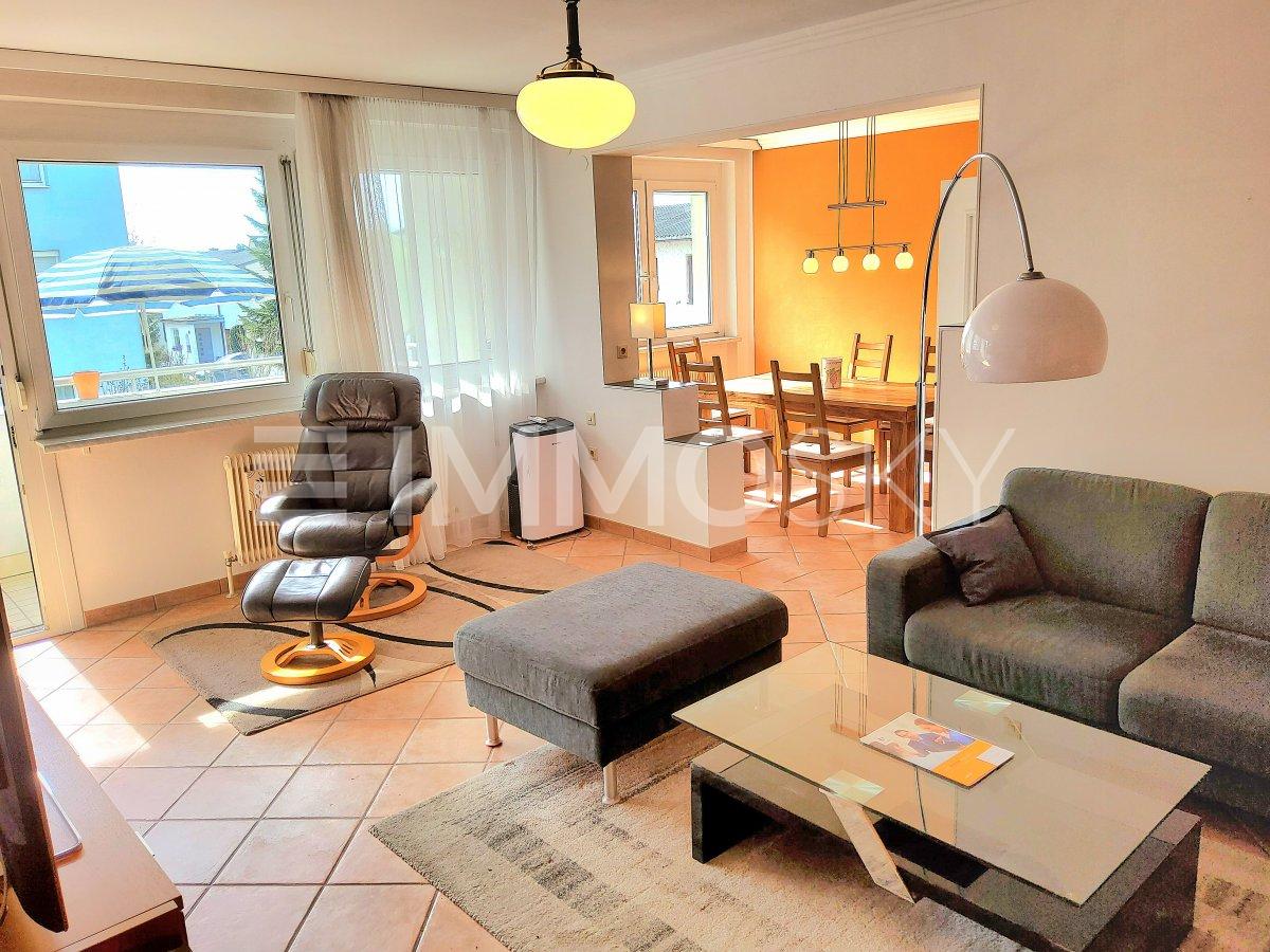 Offener Wohn-Essraum mit Balkon