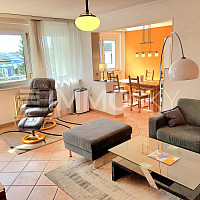 Offener Wohn-Essraum mit Balkon