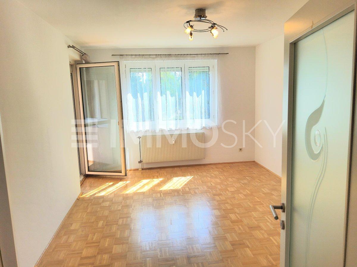 Lichtdurchfluteter Wohnraum mit Loggia