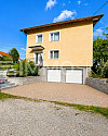 Hausansicht Eingang und Garage
