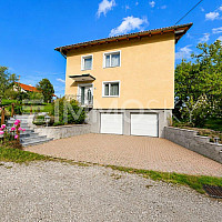 Hausansicht Eingang und Garage