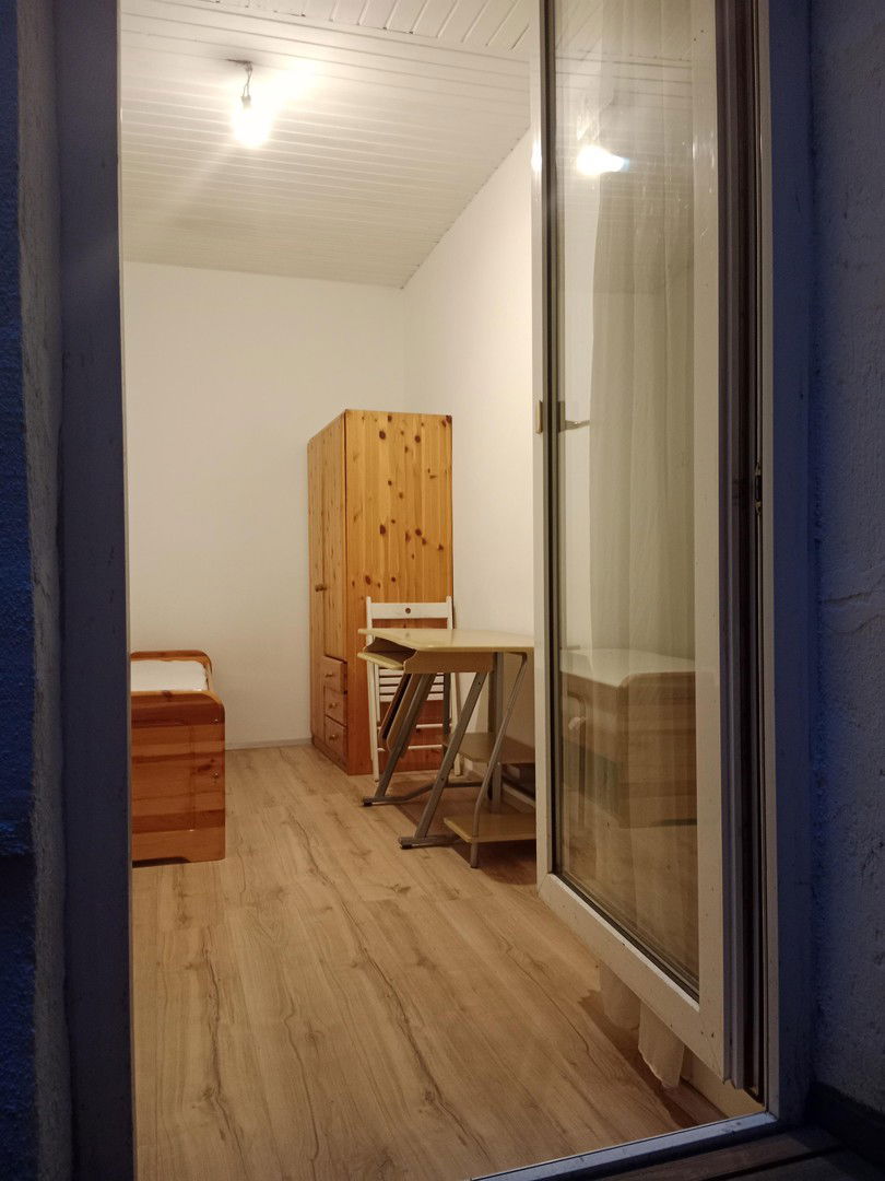 Zi. mit Balkontür zum Lichthof