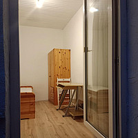 Zi. mit Balkontür zum Lichthof