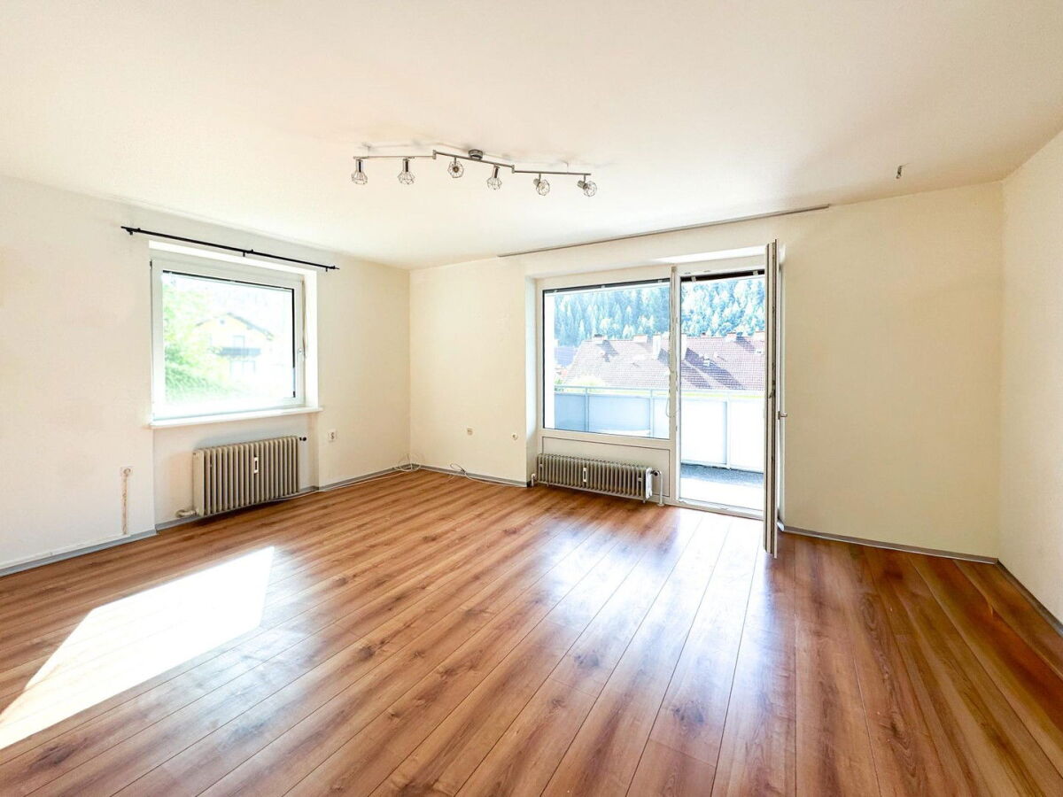 Wohnzimmer mit 7,5 m2 Balkon