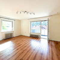 Wohnzimmer mit 7,5 m2 Balkon