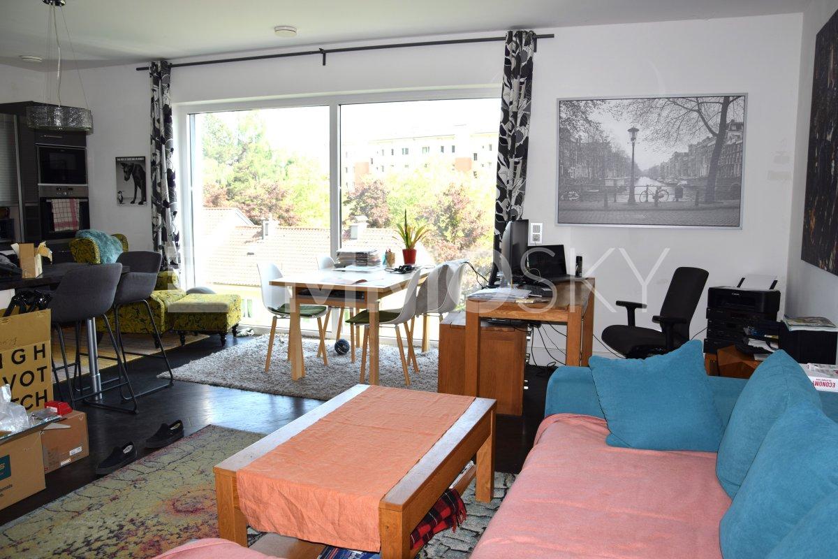 lichtdurchfluteter Wohnraum