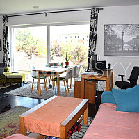 lichtdurchfluteter Wohnraum