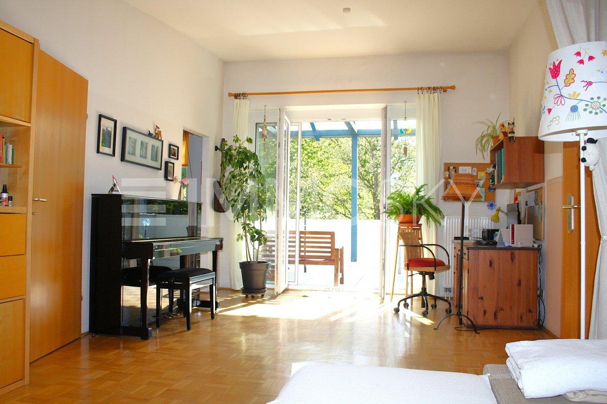 XL Wohnzimmer mit Loggia