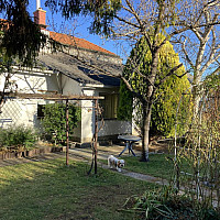 Garten mit Haus im Herbst