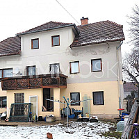 Halbes Haus mit 3 Wohneinheiten