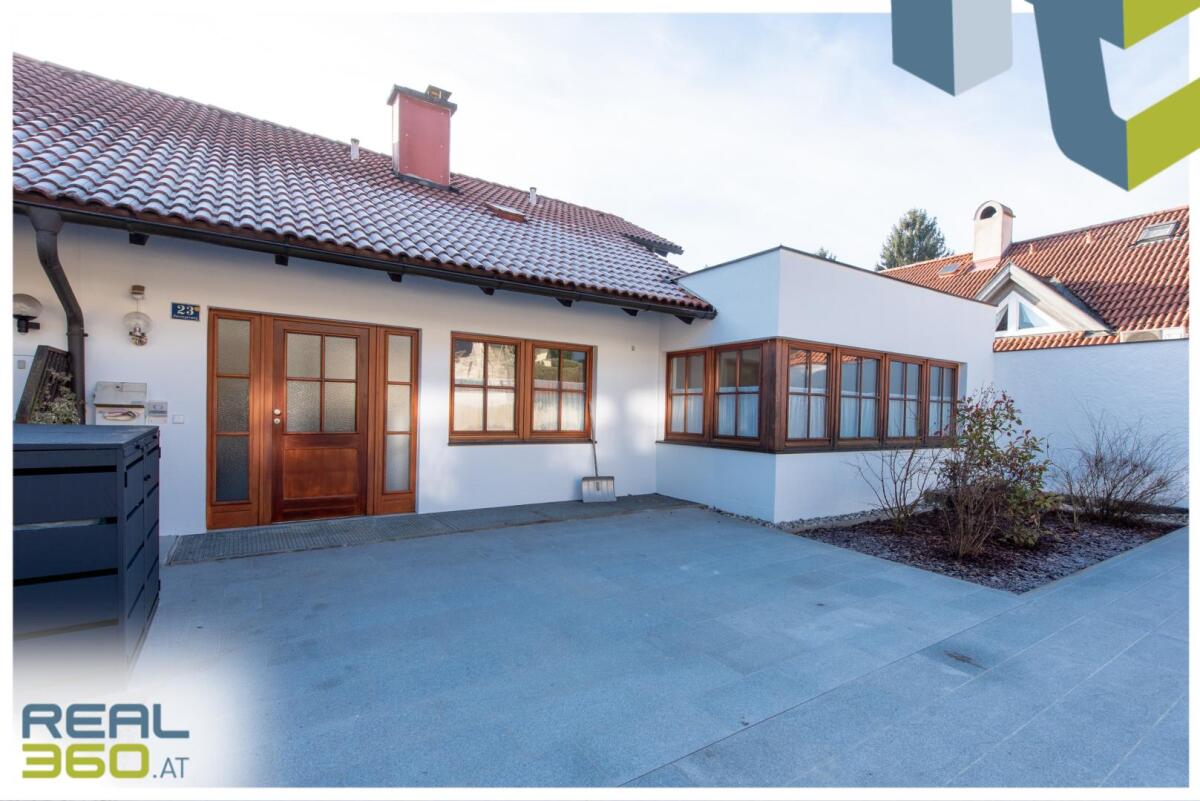 Neu gestalteter Vorplatz