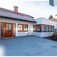 Neu gestalteter Vorplatz